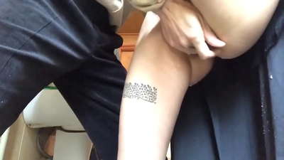 Squirt i skolans toalett, en riktig skummande orgasm - min lärare gjorde sitt bästa.