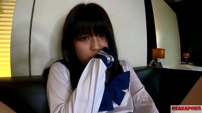 18-årig japansk tjej med små bröst sprutar och får orgasm med fingerknullning och sexleksak. Asiatisk tjej i skol cosplay-dräkt ger avsugningar i amatörvideo. Mao 7 OSAKAPORN.