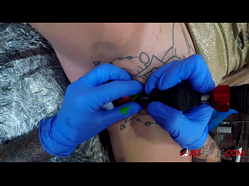 ❤️ Extremt tatuerade snyggingen Sully Savage fick en tatuering på sin klitoris ❤️ Pornvideo at sv.bladesoul.top ❌❤